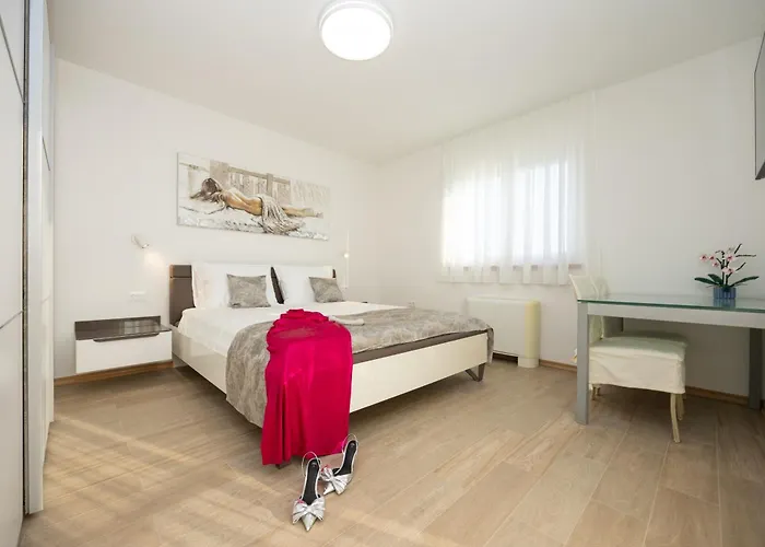 Amazing With Breathtaking View & Heated Pool Kučine