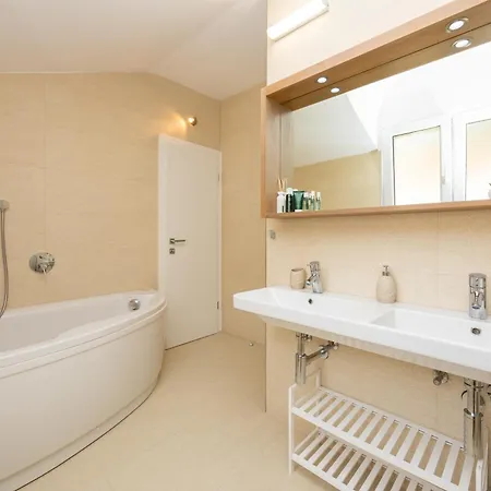 Amazing With Breathtaking View & Heated Pool