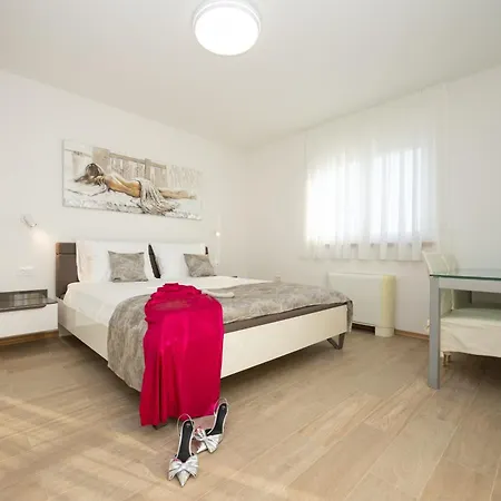 Amazing With Breathtaking View & Heated Pool Kučine