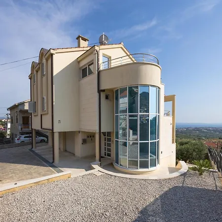 Amazing With Breathtaking View & Heated Pool *