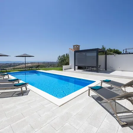 Amazing With Breathtaking View & Heated Pool Kučine