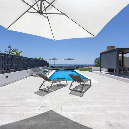 Amazing With Breathtaking View & Heated Pool Kučine