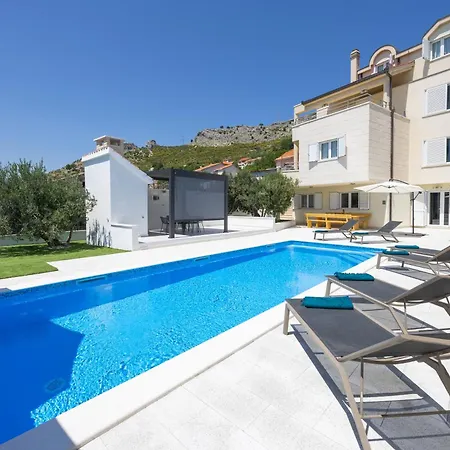 Amazing With Breathtaking View & Heated Pool فيلة